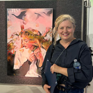 <p>Agnieszka Rajewska, artiste figurative, explore portraits, fleurs et plantes avec une palette colorée et un design marquant. Inspirée par ses souvenirs d’enfance en Pologne, elle développe un langage visuel contemporain et expérimental. Elle travaille l’huile, l’acrylique, l’aquarelle et les techniques mixtes, cherchant toujours à transmettre émotion et authenticité.</p>
<p>Consultez sa <a href="https://www.instagram.com/agnieszkagallery/" target="_blank" rel="noopener">page Instagram</a></p>
<p><img src="http://mtl9.locomotive.ca/uploads/_PHOTOS_SECTIONS/symposium/artistes_2025/AgnieszkaRajewska.jpg" alt="AgnieszkaRajewska.jpg (30 KB)" width="300" height="300" /></p>