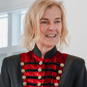 <p>Anne-Julie Hynes, artiste multidisciplinaire, travaille peinture, photographie, collage et sculpture. Elle a participé à des résidences et expositions au Canada, en Europe, en Asie et en Océanie. Son art, présent dans des collections publiques et privées, reflète une approche nomade et ouverte sur le monde.</p>
<p>Consultez son <a href="https://www.annejuliehynes.com/" target="_blank" rel="noopener">site Web</a> ou sa <a href="https://www.instagram.com/annejuliehynes/" target="_blank" rel="noopener">page Instagram</a></p>
<p><img src="http://mtl9.locomotive.ca/uploads/_PHOTOS_SECTIONS/symposium/artistes_2025/Anne-JulieHynes.jpg" alt="Anne-JulieHynes.jpg (28 KB)" width="300" height="300" /></p>