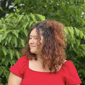 <p>Camille Marcoux, alias Grams Illustration, nourrit sa passion du dessin depuis l’enfance. Après des études en graphisme au cégep et en dessin à l’école Pivaut, elle devient travailleuse autonome, créant produits, illustrations et bandes dessinées. En 2024, elle illustre son premier livre jeunesse, « Un géant dans ma classe ». Son univers, original et fantaisiste, vise à inspirer un large public.</p>
<p>Consultez son <a href="https://www.gramsillustration.com/fr" target="_blank" rel="noopener">site Web</a> ou sa <a href="https://www.instagram.com/grams_illustrations" target="_blank" rel="noopener">page Instagram</a></p>
<p><img src="http://mtl9.locomotive.ca/uploads/_PHOTOS_SECTIONS/symposium/artistes_2025/CamilleMarcoux.jpg" alt="CamilleMarcoux.jpg (28 KB)" width="300" height="300" /></p>