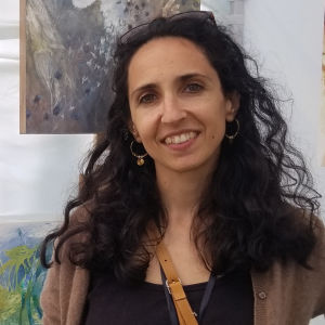 <p>Diplômée en enseignement des arts à Concordia, Carine Génadry vit à Saint-Calixte. Elle explore l’impression sur plaque de gel, utilisant des plantes locales à l’acrylique. Sa démarche artistique, centrée sur la connexion à la nature, s’enrichit de son expérience auprès de jeunes et d’adultes aux besoins particuliers.</p>
<p>Consultez son <a href="https://carinegenadry.com/" target="_blank" rel="noopener">site Web</a> ou sa <a href="https://www.instagram.com/carinegenadryart/" target="_blank" rel="noopener">page Instagram</a></p>
<p><img src="http://mtl9.locomotive.ca/uploads/_PHOTOS_SECTIONS/symposium/artistes_2025/CarineGenadry.jpg" alt="CarineGenadry.jpg (30 KB)" width="300" height="300" /></p>
