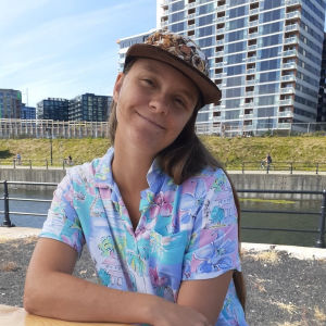 <p>Gabrielle Lalonde, artiste émergente, vit à Saint-Étienne-de-Beauharnois. Diplômée en arts visuels à l’UQAM, elle réintègre la pratique artistique après la naissance de son enfant. Elle expose notamment à la biosphère de Montréal en 2023, explorant la campagne et la vie familiale à travers son art.</p>
<p>Consultez sa <a href="https://www.instagram.com/gabe_lale/" target="_blank" rel="noopener">page Instagram</a></p>
<p><img src="http://mtl9.locomotive.ca/uploads/_PHOTOS_SECTIONS/symposium/artistes_2025/GabrielleLalonde.jpg" alt="GabrielleLalonde.jpg (32 KB)" width="300" height="300" /></p>