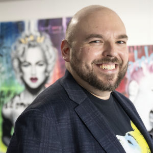 <p>Jean-Philippe Vachon, alias JP artiste, explore les arts visuels depuis l’enfance. Influencé par le cinéma et la culture populaire, il se distingue par des portraits en noir et blanc rehaussés de couleurs vives et d’éléments pop art. Depuis 2024, il se consacre à l’acrylique et à l’expérimentation graphique, créant un dialogue entre image, émotion et imaginaire collectif.</p>
<p>Consultez sa <a href="https://www.instagram.com/jpartiste22" target="_blank" rel="noopener">page Instagram</a></p>
<p><img src="http://mtl9.locomotive.ca/uploads/_PHOTOS_SECTIONS/symposium/artistes_2025/JeanPhilippeVachon.jpg" alt="JeanPhilippeVachon.jpg (27 KB)" width="300" height="300" /></p>