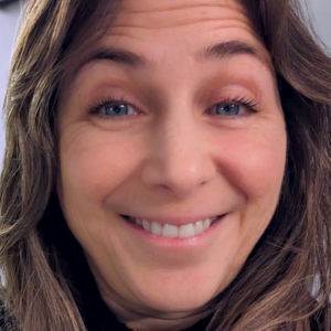 <p>Originaire du Saguenay–Lac-Saint-Jean, Julie Gauthier peint depuis l’enfance. Ses œuvres florales révèlent un cheminement intérieur et une quête de lumière. Elle invite à retrouver l’enfant en soi à travers un univers vibrant et lumineux, inspiré par sa grand-mère et la nature.</p>
<p>Consultez sa <a href="https://www.instagram.com/ju.artistepeintre/" target="_blank" rel="noopener">page Instagram</a></p>
<p><img src="http://mtl9.locomotive.ca/uploads/_PHOTOS_SECTIONS/symposium/artistes_2025/JulieGauthier.jpg" alt="JulieGauthier.jpg (36 KB)" width="300" height="300" /></p>