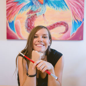 <p>Québécoise-Autrichienne, Lisa Stock est une artiste multidisciplinaire spirituelle. Ses œuvres vibrantes explorent l’âme, l’énergie et la conscience à travers silhouettes lumineuses, symboles sacrés et compositions intuitives. Inspirée par la méditation, elle intègre parfois sons, cristaux et astres, créant des portails vers le sacré et la lumière intérieure.</p>
<p>Consultez son <a href="https://www.lisastock.com/fr" target="_blank" rel="noopener">site Web</a> ou sa <a href="https://www.instagram.com/zephyra.art/" target="_blank" rel="noopener">page Instagram</a></p>
<p><img src="http://mtl9.locomotive.ca/uploads/_PHOTOS_SECTIONS/symposium/artistes_2025/LisaStock.jpg" alt="LisaStock.jpg (33 KB)" width="300" height="300" /></p>