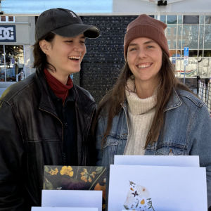 <p>Fondée par Karolane et Alexia, Nature éphémère capture la beauté des fleurs pressées pour créer des œuvres durables. Chaque création, faite à la main avec des matériaux revalorisés et des fleurs cultivées localement, célèbre l’éphémère et la nature. La boutique propose des cadres uniques, alliant art floral et démarche écologique.</p>
<p>Consultez leur<a href="https://natureephemere.ca/" target="_blank" rel="noopener"> site Web</a> ou leur <a href="https://www.instagram.com/natureephemere/" target="_blank" rel="noopener">page Instagram</a></p>
<p><img src="http://mtl9.locomotive.ca/uploads/_PHOTOS_SECTIONS/symposium/artistes_2025/NatureEphemere.jpg" alt="NatureEphemere.jpg (37 KB)" width="300" height="300" /></p>