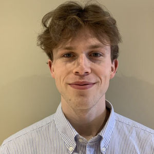 <p>Samuel Olivier, passionné de sport, musique, architecture et culture, explore l’art depuis l’école. Son parcours universitaire multidisciplinaire l’amène à expérimenter divers médiums, des planches de skateboard aux vêtements imprimés. Il privilégie l’expression libre, l’expérimentation et l’authenticité, façonnant un style en constante évolution, ancré dans la diversité et la curiosité.</p>
<p>Consultez sa <a href="https://www.instagram.com/sammt.l/" target="_blank" rel="noopener">page Instagram</a></p>
<p><img src="http://mtl9.locomotive.ca/uploads/_PHOTOS_SECTIONS/symposium/artistes_2025/SamuelOlivier.jpg" alt="SamuelOlivier.jpg (50 KB)" width="300" height="300" /></p>