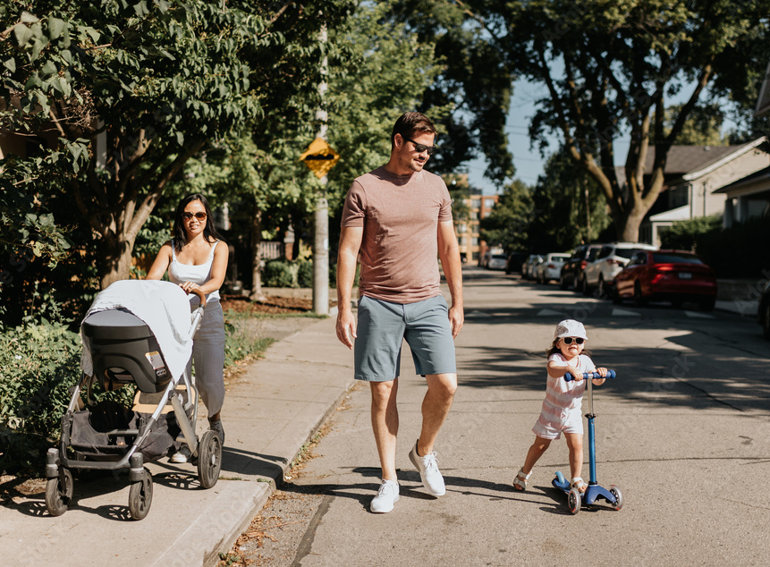 <p>Ici, la vie de quartier, c’est bien plus qu’un décor : c’est un esprit! Tout au long de l’année, des initiatives simples et conviviales font vibrer les rues de Candiac et rassemblent les citoyens autour de valeurs communes.</p>
<ul>
<li>
<p>Vous aimez l’ambiance festive? Participez au concours des maisons décorées à l’<a href="http://mtl9.locomotive.ca/halloween" target="_blank" rel="noopener">Halloween</a>!</p>
</li>
<li>
<p>Vous avez le pouce vert? Mettez votre créativité au service de l'<a href="http://mtl9.locomotive.ca/la-ville/information/concours" target="_blank" rel="noopener">embellissement responsable</a> avec des aménagements horticoles devant votre résidence ou dans votre cour, vous pourriez remporter un prix.</p>
</li>
<li>
<p>Voyez comment la Ville a instauré des mesures pour inciter les citoyens à <a href="http://mtl9.locomotive.ca/citoyen/bon-voisinage/ralentir-sa-vitesse" target="_blank" rel="noopener">ralentir la vitesse</a> dans les rues pour assurer la sécurité de circulation pour tous.</p>
</li>
<li>
<p>Réduire, réutiliser, recycler, ça vous parle? La <a href="http://mtl9.locomotive.ca/services/reglementation/vente-debarras-vente-de-garage" target="_blank" rel="noopener">vente-débarras</a> ou les <a href="http://mtl9.locomotive.ca/citoyen/services-de-proximite/dons-de-biens-reutilisables" target="_blank" rel="noopener">dons de biens et de vêtements</a>, ce sont des occasions idéales pour faire de belles trouvailles… et de nouvelles rencontres!</p>
</li>
</ul>
<p>Un chien tenu en laisse, un terrain bien entretenu, du bruit modéré… Ce sont de petites attentions du quotidien qui font une grande différence dans la qualité de vie de tous. <span style="letter-spacing: -0.16px;">Que vous veniez tout juste d’arriver ou que vous soyez prêt à vous impliquer davantage, chaque petit geste contribue à rendre votre quartier plus accueillant, plus vivant et plus harmonieux.</span></p>
<p>Pour découvrir toutes les façons de participer à la vie communautaire et adopter de bons réflexes dès votre arrivée, consultez la section avec plus de <a href="http://mtl9.locomotive.ca/bon-voisinage" target="_blank" rel="noopener">conseils de bon voisinage.</a></p>