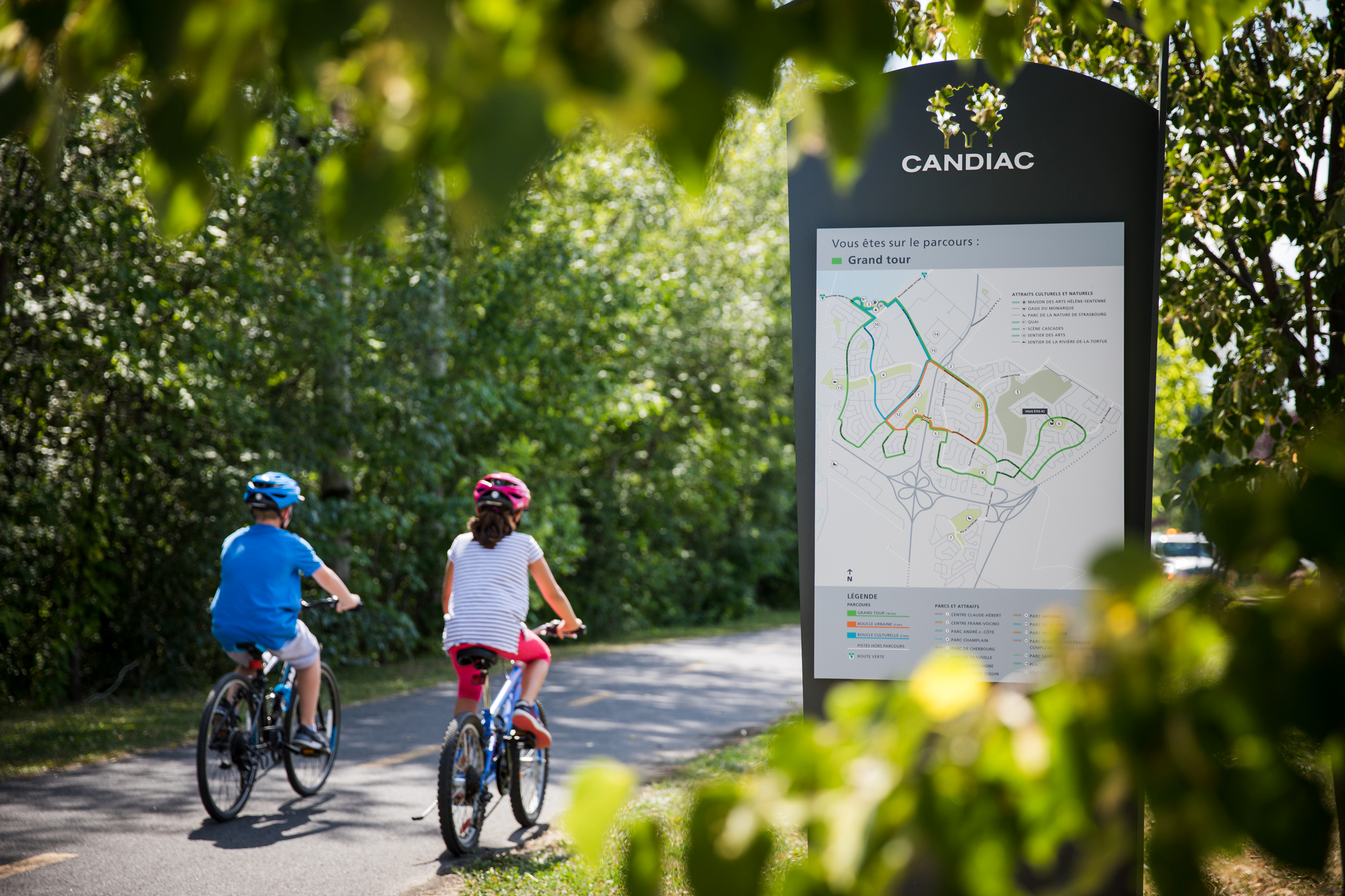 <p>Explorez votre carte interactive pour repérer facilement les parcs, les activités, les services municipaux, les installations de loisir et bien plus encore. Trouvez en un clin d’œil ce qui se trouve autour de vous. Parfait pour les nouveaux résidents comme pour les habitués curieux!</p>
<ul>
<li><a href="http://mtl9.locomotive.ca/carte-interactive" target="_blank" rel="noopener">Carte interactive </a></li>
</ul>
<p>Il est facile pour les résidents de se déplacer à vélo partout sur le territoire de la municipalité. Près de 40 km de pistes cyclables et de sentiers s’offrent aux citoyens. Seul, en famille ou entre amis, la randonnée à vélo ou à trottinette est idéale pour découvrir Candiac.</p>
<ul>
<li><a href="http://mtl9.locomotive.ca/pistes-cyclables" target="_blank" rel="noopener">Pistes cyclables à explorer</a></li>
</ul>
<p>Pour encourager la mobilité active et d’augmenter la sécurité aux abords des écoles, la Ville a réalisé des cartes de déplacements qui ont été intégrées aux agendas scolaires et qui identifient les chemins les plus sécuritaires pour se rendre à l’école.</p>
<ul>
<li><a href="http://mtl9.locomotive.ca/deplacement-scolaire" target="_blank" rel="noopener">Déplacements scolaires sécuritaires</a></li>
</ul>