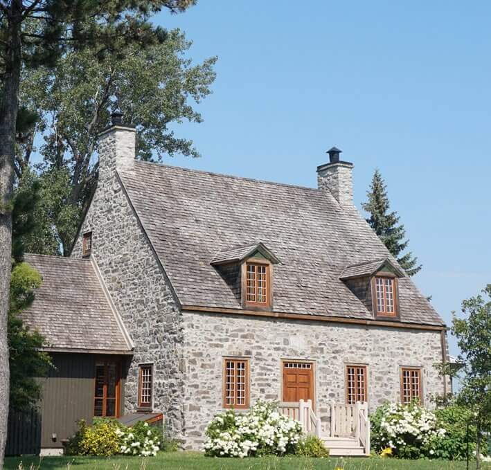 <p>Située au parc André-J.-Côté, ce lieu de la célébration des arts et de la culture présente plusieurs expositions annuellement.<br /><br />La <a href="http://mtl9.locomotive.ca/fr/111/Maison_Helene-Sentenne-Maison_Melancon" target="_blank" rel="noopener">Maison Hélène-Sentenne</a> ouvre ses portes tous les dimanches de 13 h à 16 h. </p>