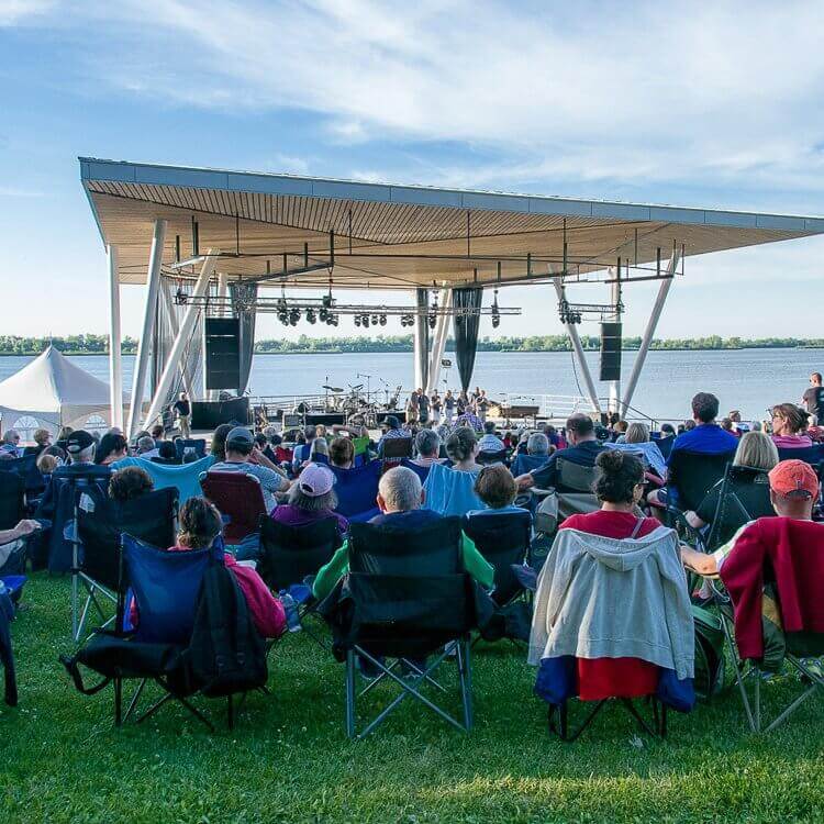 <p>Durant la période estivale, la Ville de Candiac présente plusieurs spectacles de musiques variés qui se déroulent pour la plupart à la Scène Cascades du parc André-J.-Côté. De quoi plaire à toute la famille! </p>
<p>De plus, la Fondation Hélène-Sentenne présente, lors de la saison estivale, trois concerts en plein air intitulés Son et brioches.</p>
<p>Consultez le <a href="http://mtl9.locomotive.ca/evenements" target="_blank" rel="noopener">calendrier</a> pour connaître tous les détails des spectacles à venir. </p>