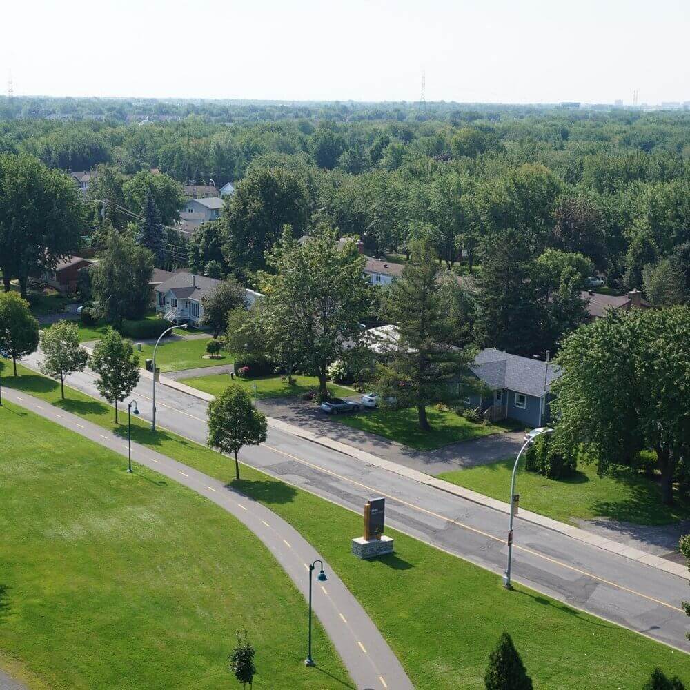 <ul>
<li>Nombre de <a href="https://candiac.ca/parcs-et-espaces-verts" target="_blank" rel="noopener">parcs municipaux</a> : 16</li>
<li>Superficie totale des <a href="https://candiac.ca/parcs-et-espaces-verts" target="_blank" rel="noopener">parcs</a> : 582 000 m<sup>2</sup></li>
<li><a href="https://candiac.ca/arbres" target="_blank" rel="noopener">Arbres</a> sur emprises municipales : 17 000</li>
</ul>