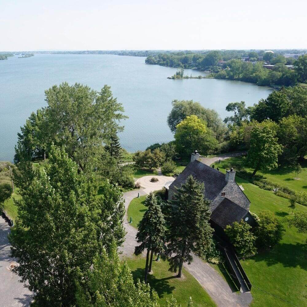 <ul>
<li>Véritable îlot de fraîcheur à 25 minutes du centre-ville de Montréal</li>
<li>À la croisée des autoroutes 15 et 30</li>
<li><a href="https://candiac.ca/developpementdurable/mobilite/transport-collectif-et-actif" target="_blank" rel="noopener">Gare, stationnement incitatif et transport collectif efficace</a></li>
<li><a href="https://candiac.ca/arbres" target="_blank" rel="noopener">17 000 arbres</a> et <a href="https://candiac.ca/pistes-cyclables" target="_blank" rel="noopener">34 km de pistes cyclables</a></li>
<li><a href="https://candiac.ca/parcs-et-espaces-verts" target="_blank" rel="noopener">16 parcs aménagés</a> et <a href="https://candiac.ca/terrains-sportifs" target="_blank" rel="noopener">33 terrains sportifs</a></li>
<li>En bordure du fleuve Saint-Laurent et de la rivière de la Tortue</li>
</ul>