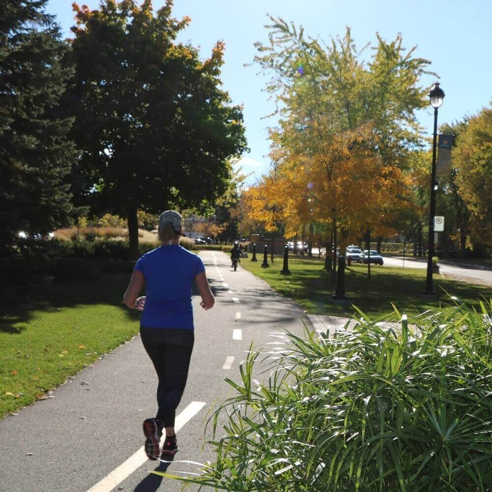 <ul>
<li>34 km de <a href="https://candiac.ca/pistes-cyclables" target="_blank" rel="noopener">voies cyclables</a></li>
<li>Près de 10 km de sentiers piétonniers</li>
<li><a href="https://candiac.ca/piscine-et-jeux-d-eau" target="_blank" rel="noopener">Piscine et jeux d’eau</a> publics</li>
<li><a href="https://candiac.ca/terrains-sportifs" target="_blank" rel="noopener">3 terrains de balle, 22 terrains de soccer (dont un terrain synthétique certifié FIFA), 8 terrains de tennis</a></li>
<li><a href="https://candiac.ca/parcs-et-espaces-verts" target="_blank" rel="noopener">Modules d’entrainement en plein air</a></li>
<li><a href="https://candiac.ca/parcs-et-espaces-verts" target="_blank" rel="noopener">Quai public</a> pour embarcations à propulsion humaine</li>
</ul>
<p> </p>