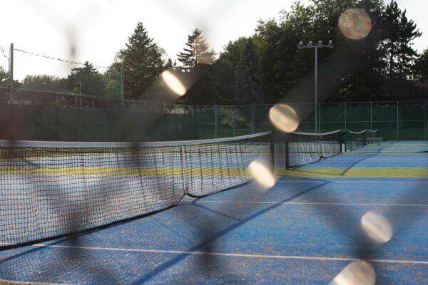 <p>On retrouve sept terrains de tennis au parc Montcalm et deux nouveaux terrains ont été aménagés au parc Heandel.</p>
<ul>
<li>parc Haendel : 33, rue Fribourg</li>
<li>parc Montcalm : 55, boulevard Montcam Sud</li>
</ul>
<p>Vous pouvez maintenant réserver <a href="https://loisirs.ville.candiac.qc.ca/IC3.prod/#/U2010" target="_blank" rel="noopener">en ligne</a> votre terrain de tennis.</p>
<p><a title="Acces_aux_terrains_de_tennis_36x48_pouces_v2_X1a.7juin_(1).pdf (33 KB)" href="https://candiac.ca/uploads/_DOCUMENTS/LOISIRS/Acces_aux_terrains_de_tennis_36x48_pouces_v2_X1a.7juin_%281%29.pdf" target="_blank" rel="noopener">Modalités d'accès aux terrains de tennis</a></p>
