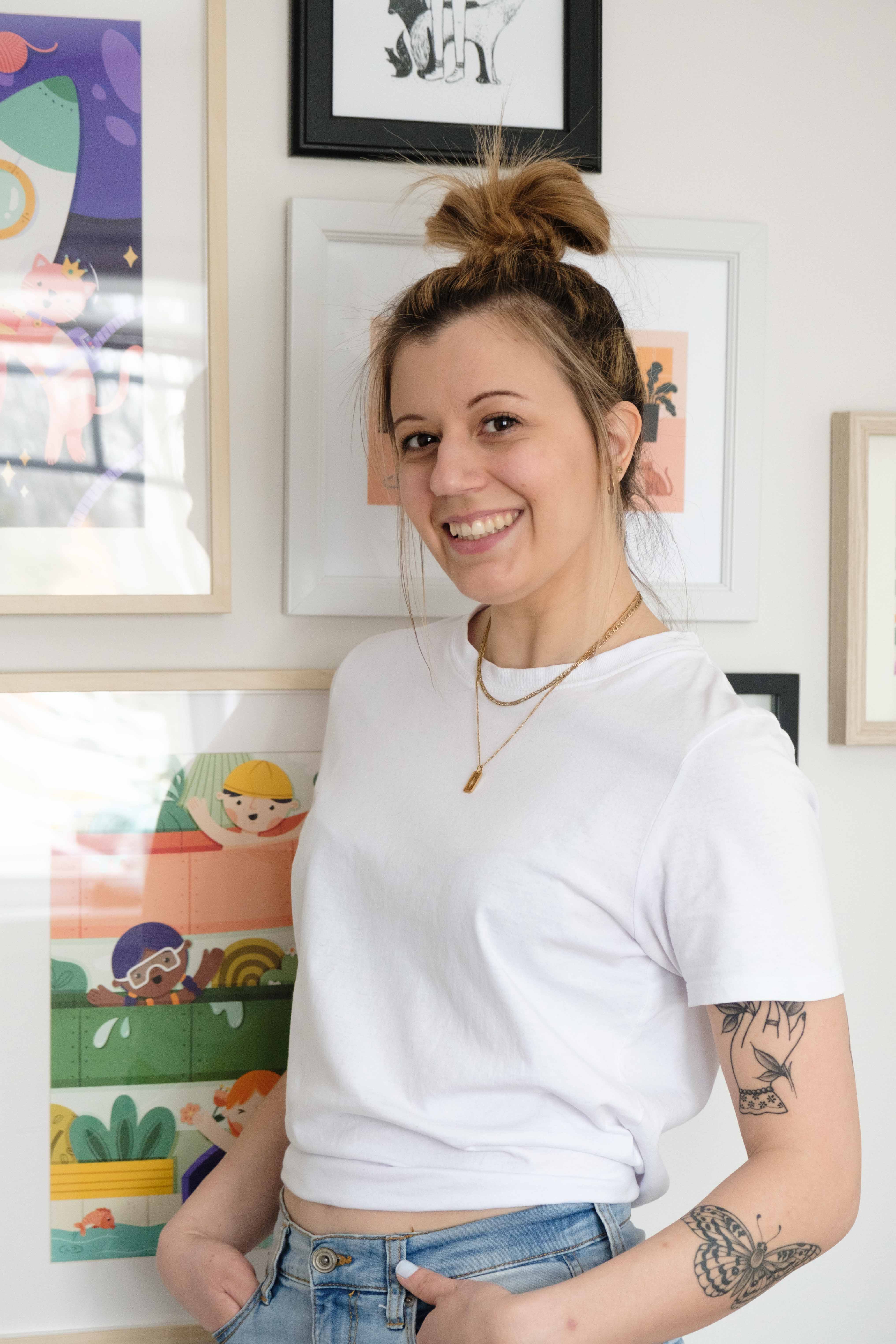 <p>Créative au sens de l’humour bien développé, Valérie Trudel a toujours été passionnée par tout ce qui touche à l’art. Ayant une curiosité insatiable, elle explore plusieurs champs d’études dont les communications, l’enseignement et le design graphique, domaine dans lequel elle s’épanouit présentement. En 2020, elle décide de développer son talent en illustration en créant Petit Strudel, un alter ego qui s’inspire de l’imaginaire sans fin des petits pour concevoir des univers colorés empreints de bonheur et de légèreté. </p>
<p>Elle sera présente lors de l'événement et sera notamment présente au kiosque <em>J'achète ma première oeuvre d'art</em>.</p>
<p>Suivez Valérie sur ses réseaux sociaux!<br /><a href="https://www.facebook.com/petit.strudel" target="_blank" rel="noopener">Facebook</a><br /><a href="https://www.instagram.com/petit.strudel/?hl=fr" target="_blank" rel="noopener">Instagram</a></p>